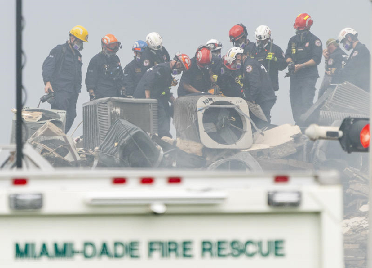 Miami, crollo dell’edificio a Surfside: “All’inizio pensavo fosse un tuono” Miami, crollo dell’edificio a Surfside: “All’inizio pensavo fosse un tuono”