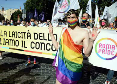 Cristo Lgbt, esplode l’ira social: “Cretinismo burlesco”, “Potente autogol”