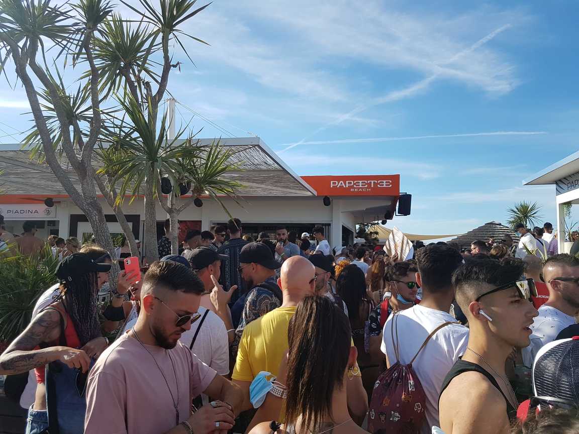 Galleria foto 'Covid, al Papeete di Salvini si anticipa lo stop all’obbligo della mascherina' - foto 1