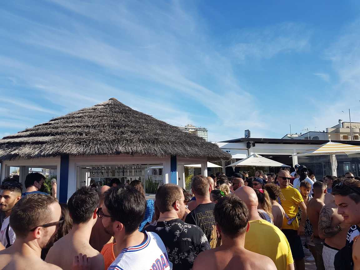 Covid, al Papeete di Salvini si anticipa lo stop all’obbligo della mascherina
