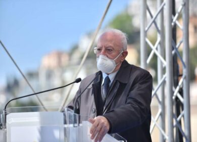 De Luca: “Caos vaccini? A casa Speranza e Figliuolo, comunicazione demenziale”