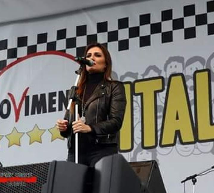 M5s, Italia da Mario Monti a Nina Monti. “Indignati ancora”, stallo sull’inno M5s, Italia da Mario Monti a Nina Monti. “Indignati ancora”, stallo sull’inno