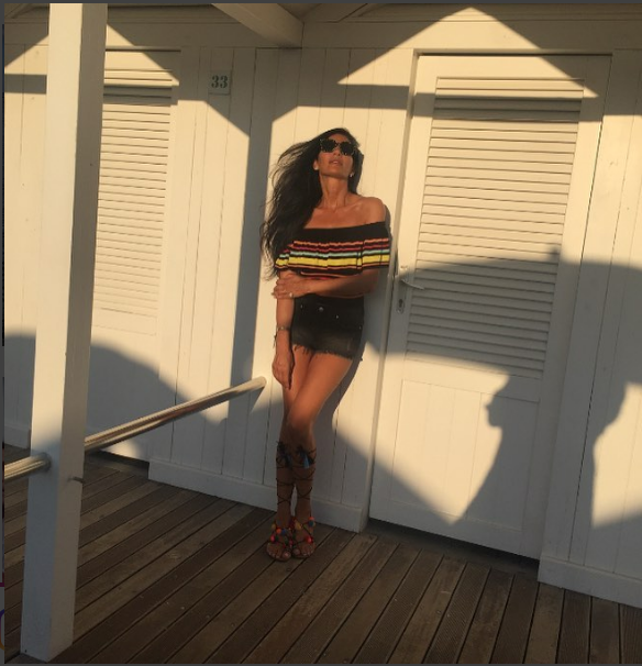 Pamela Prati, splendida a 62 anni, lancia “L’estate è adesso” – FOTO e VIDEO