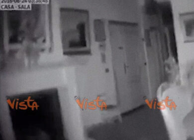 Austria, passione ad alta quota sulle Alpi ma una webcam riprende tutto