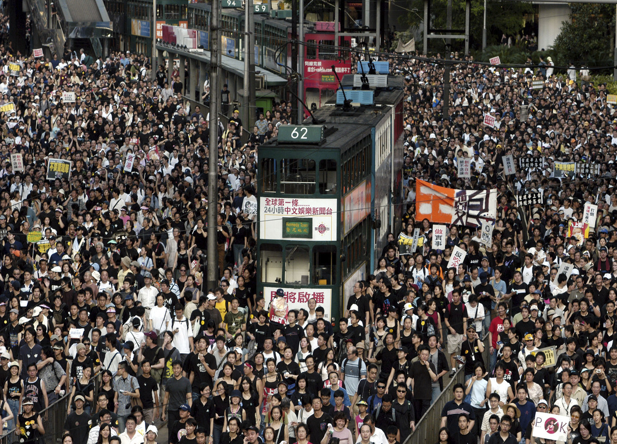 Hong Kong: polizia vieta la marcia del primo luglio Hong Kong: polizia vieta la marcia del primo luglio