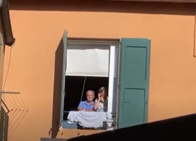 Salvini parla a Bologna, Prodi alla finestra con la moglie