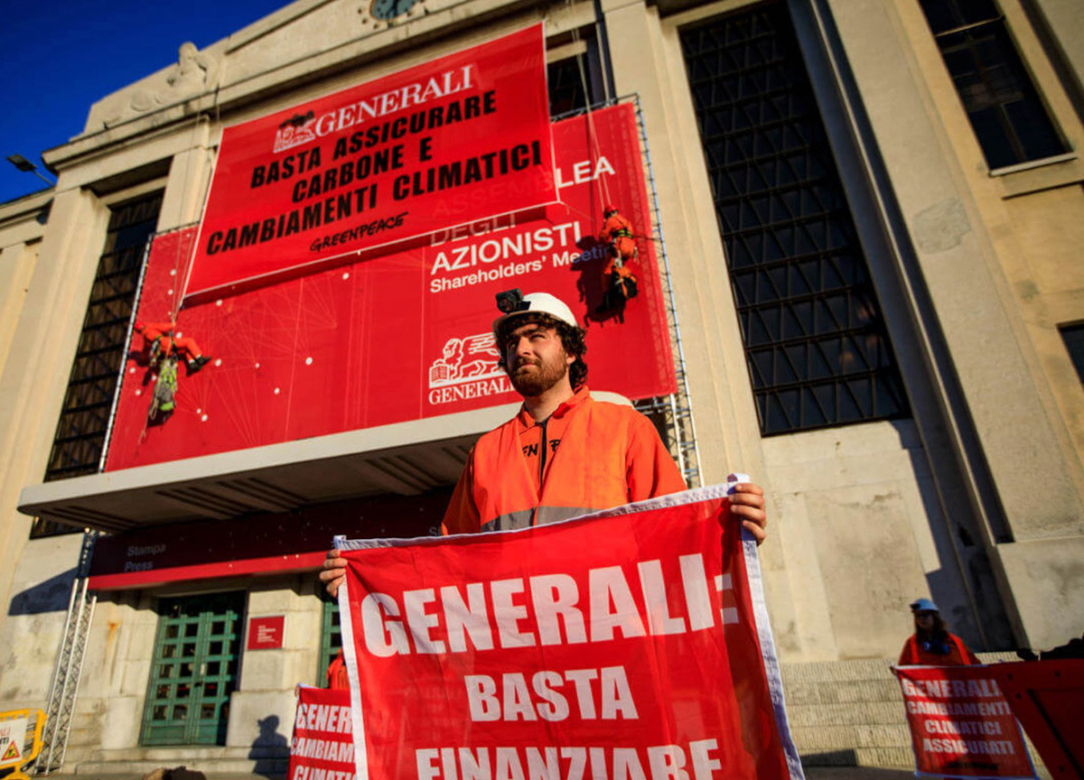 Galleria foto 'Generali, Greenpeace fa breccia: stop alle polizze al carbone entro il 2030' - foto 1