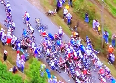 Tour de France, caduta: tifosa arrestata per aver causato maxi incidente VIDEO