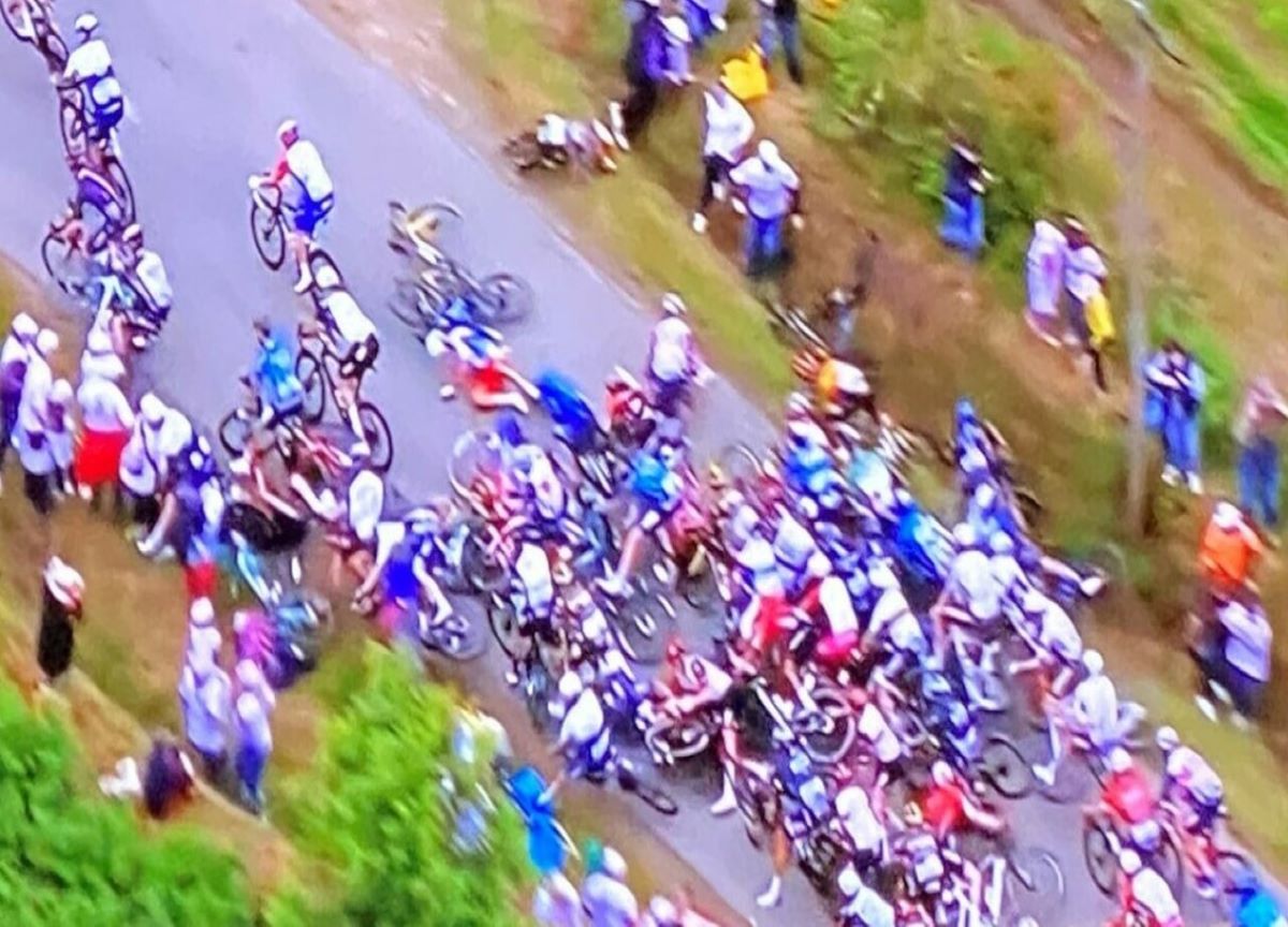 Tour de France, caduta: tifosa arrestata per aver causato maxi incidente VIDEO Tour de France, caduta: tifosa arrestata per aver causato maxi incidente VIDEO