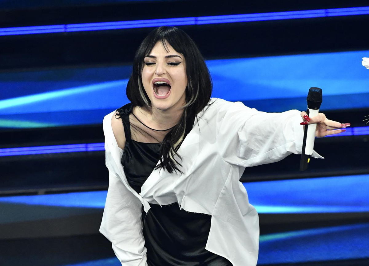 Arisa, che curve in piscina: il costume bianco… Diletta Leotta esplosiva