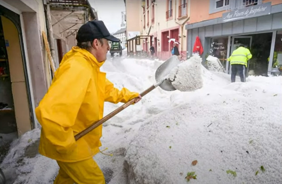 Plombieres les Bains, grandine record blocca una città: immagini apocalittiche Plombieres les Bains, grandine record blocca una città: immagini apocalittiche