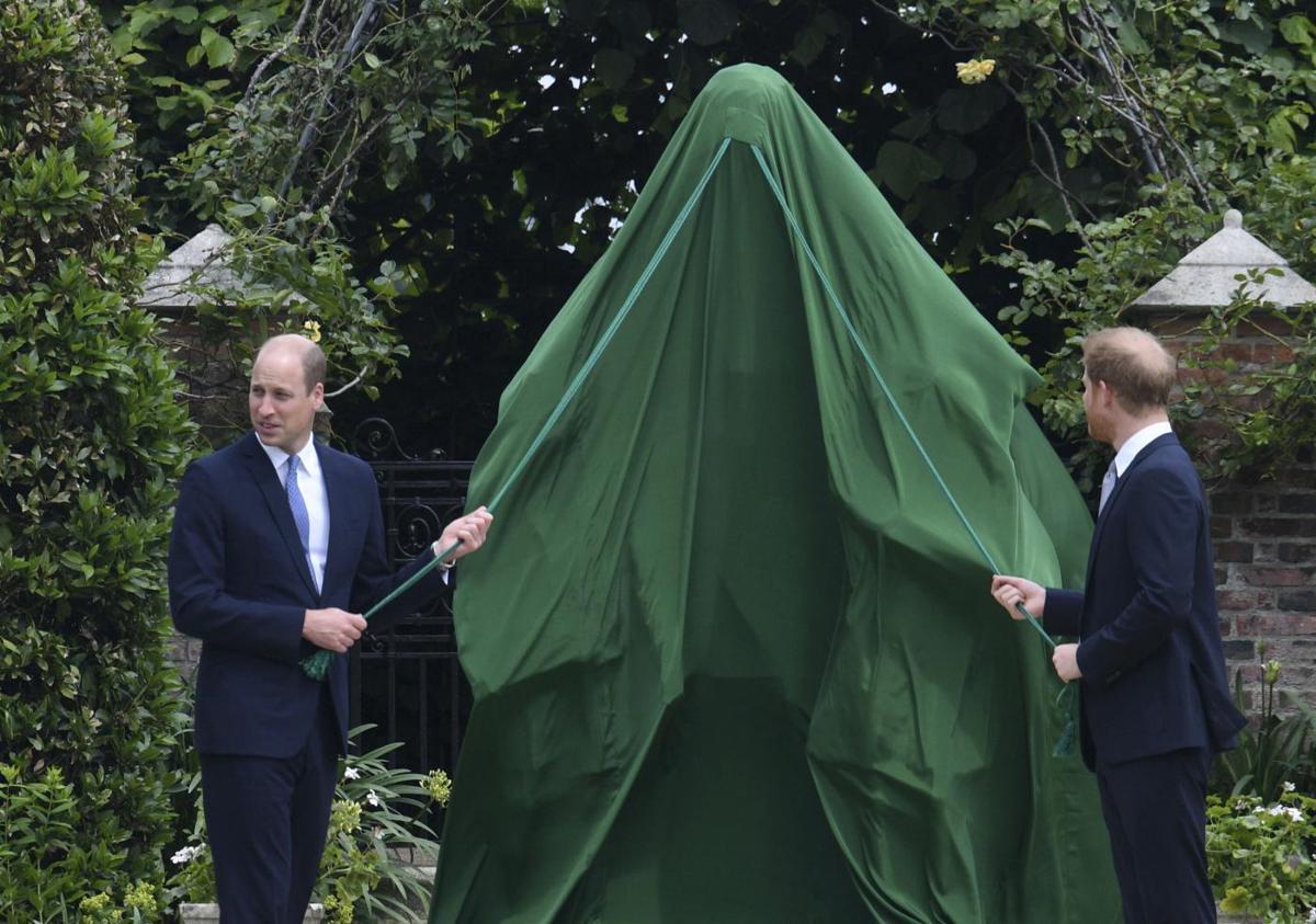 Royal Family: William e Harry inaugurano insieme la statua di Lady Diana Royal Family: William e Harry inaugurano insieme la statua di Lady Diana