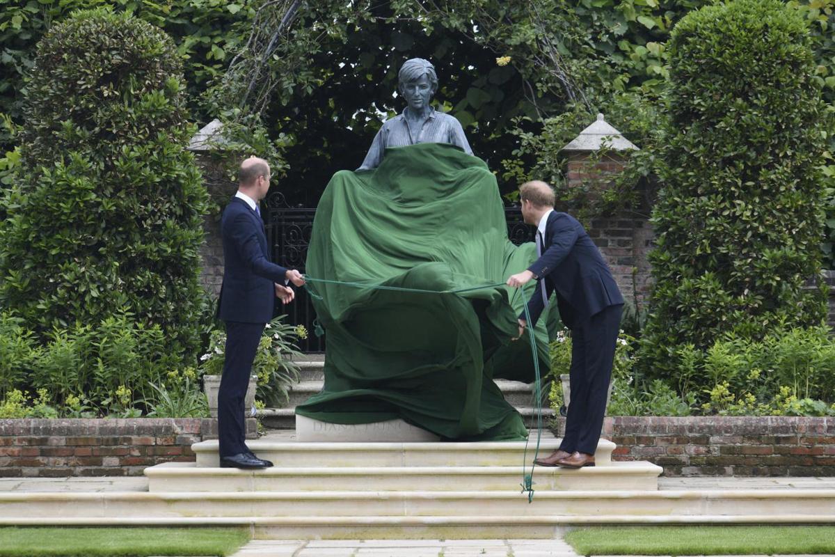 Royal Family: William e Harry inaugurano insieme la statua di Lady Diana Royal Family: William e Harry inaugurano insieme la statua di Lady Diana