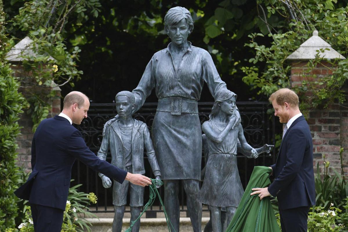 Royal Family: William e Harry inaugurano insieme la statua di Lady Diana Royal Family: William e Harry inaugurano insieme la statua di Lady Diana