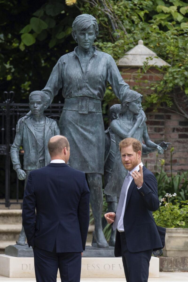 Royal Family: William e Harry inaugurano insieme la statua di Lady Diana Royal Family: William e Harry inaugurano insieme la statua di Lady Diana