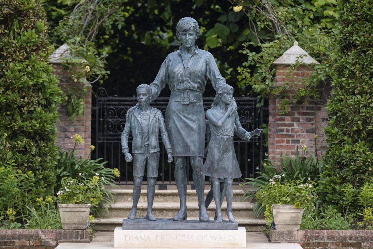 Royal Family: William e Harry inaugurano insieme la statua di Lady Diana Royal Family: William e Harry inaugurano insieme la statua di Lady Diana