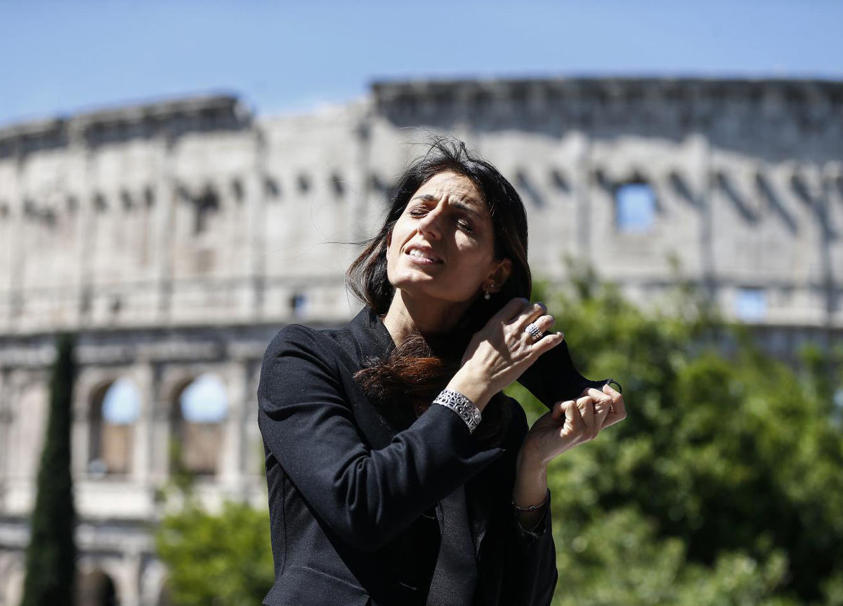 Roma, Raggi non ha più la maggioranza. Lasciano quattro consiglieri del M5S Roma, Raggi non ha più la maggioranza. Lasciano quattro consiglieri del M5S