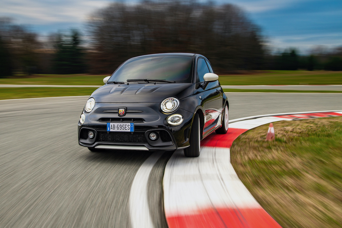 Nuova Abarth 695 Esseesse in edizione limitata di soli 1390 esemplari Nuova Abarth 695 Esseesse in edizione limitata di soli 1390 esemplari
