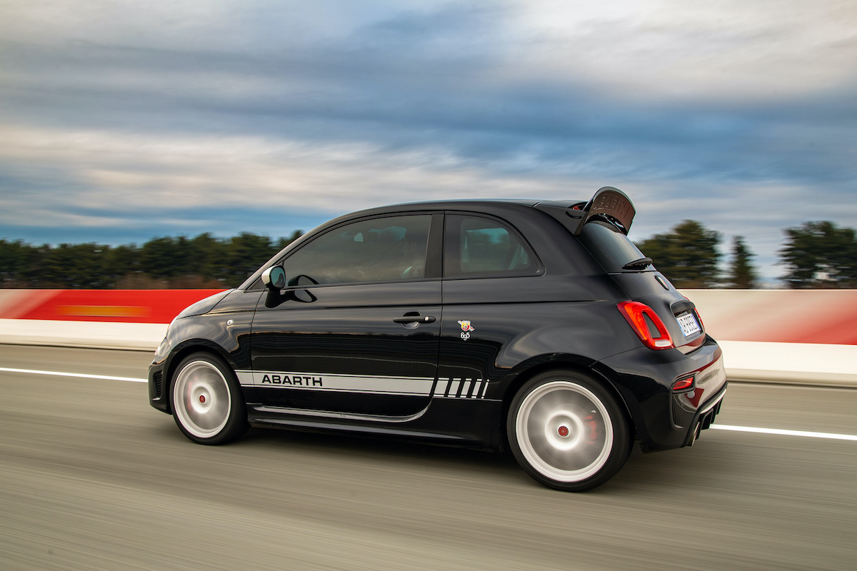 Nuova Abarth 695 Esseesse in edizione limitata di soli 1390 esemplari Nuova Abarth 695 Esseesse in edizione limitata di soli 1390 esemplari