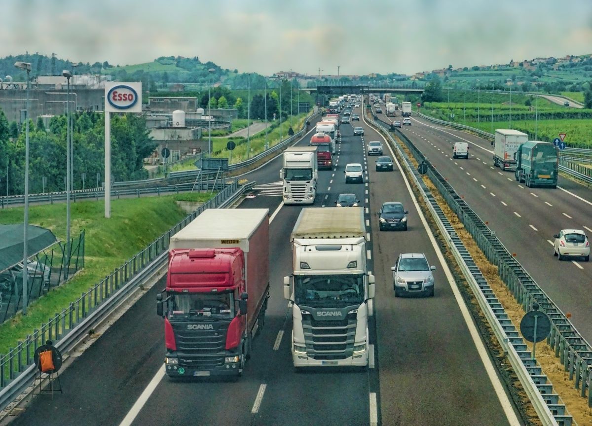 Liguria, 8 Km di coda per lavori. I camionisti dicono basta e scendono dai tir Liguria, 8 Km di coda per lavori. I camionisti dicono basta e scendono dai tir