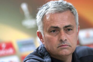 Mourinho arriva a Roma, tifosi in delirio per l’allenatore portoghese. VIDEO