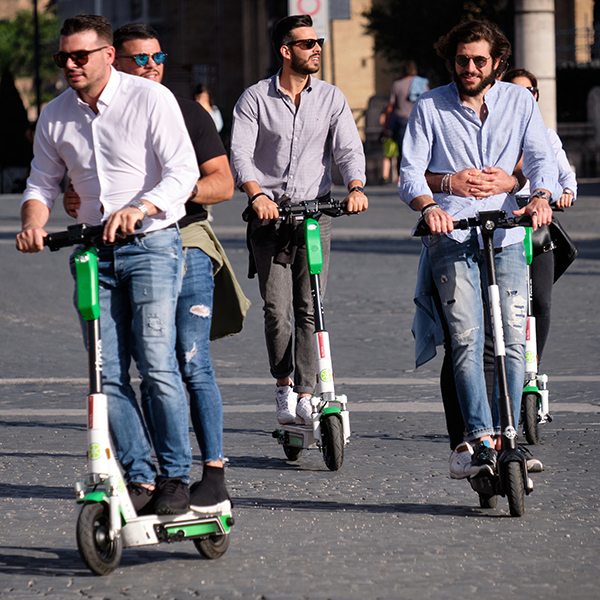 Monopattini, il liberi tutti è finito. Limiti di velocità e “no parking areas” Monopattini, il liberi tutti è finito. Limiti di velocità e “no parking areas”