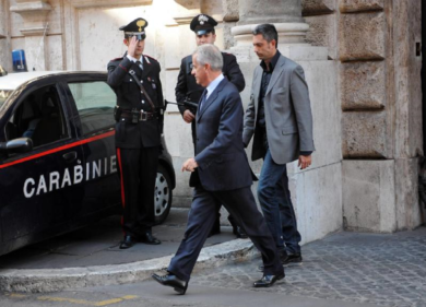 Imperia, Scajola caccia i carabinieri dall’Aula consiliare. GUARDA IL VIDEO