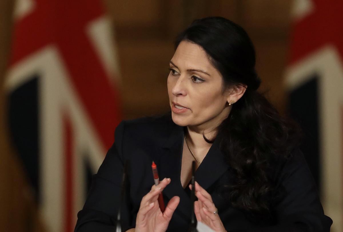 Uk, Priti Patel nuova Thatcher. Immigrati in Ruanda, ergastolo ai trafficanti Uk, Priti Patel nuova Thatcher. Immigrati in Ruanda, ergastolo ai trafficanti