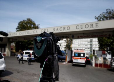 Papa, intervento al colon in anestesia generale. I medici: “Ha reagito bene”