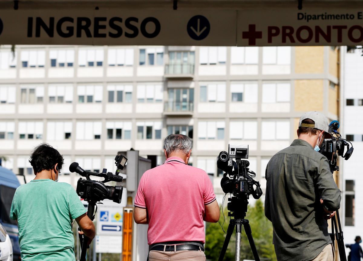 Papa, intervento al colon in anestesia generale. I medici: “Ha reagito bene” Papa, intervento al colon in anestesia generale. I medici: “Ha reagito bene”