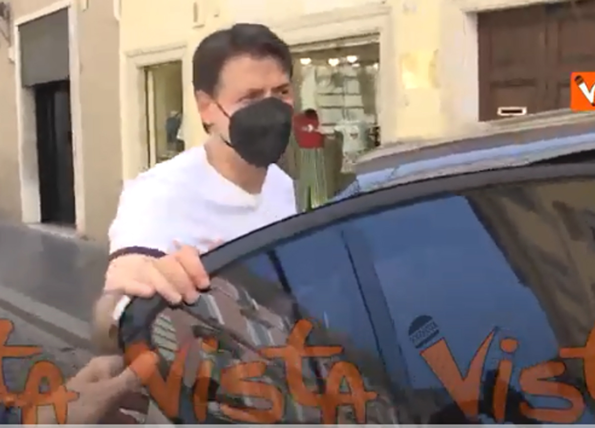 M5s, Grillo e l’ipotesi falsa mediazione. I fedeli di Conte: “Ci sta fregando” M5s, Grillo e l’ipotesi falsa mediazione. I fedeli di Conte: “Ci sta fregando”
