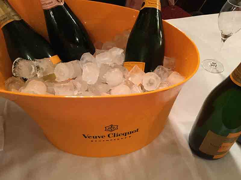Russia, Putin abolisce la parola “champagne”. Francia furiosa blocca l’export Russia, Putin abolisce la parola “champagne”. Francia furiosa blocca l’export