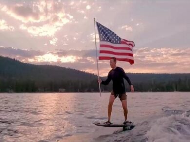 Mark Zuckerberg fa surf con la bandiera americana per festeggiare il 4 luglio