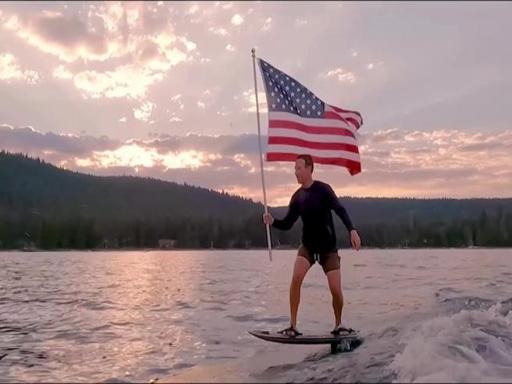 Mark Zuckerberg fa surf con la bandiera americana per festeggiare il 4 luglio Mark Zuckerberg fa surf con la bandiera americana per festeggiare il 4 luglio
