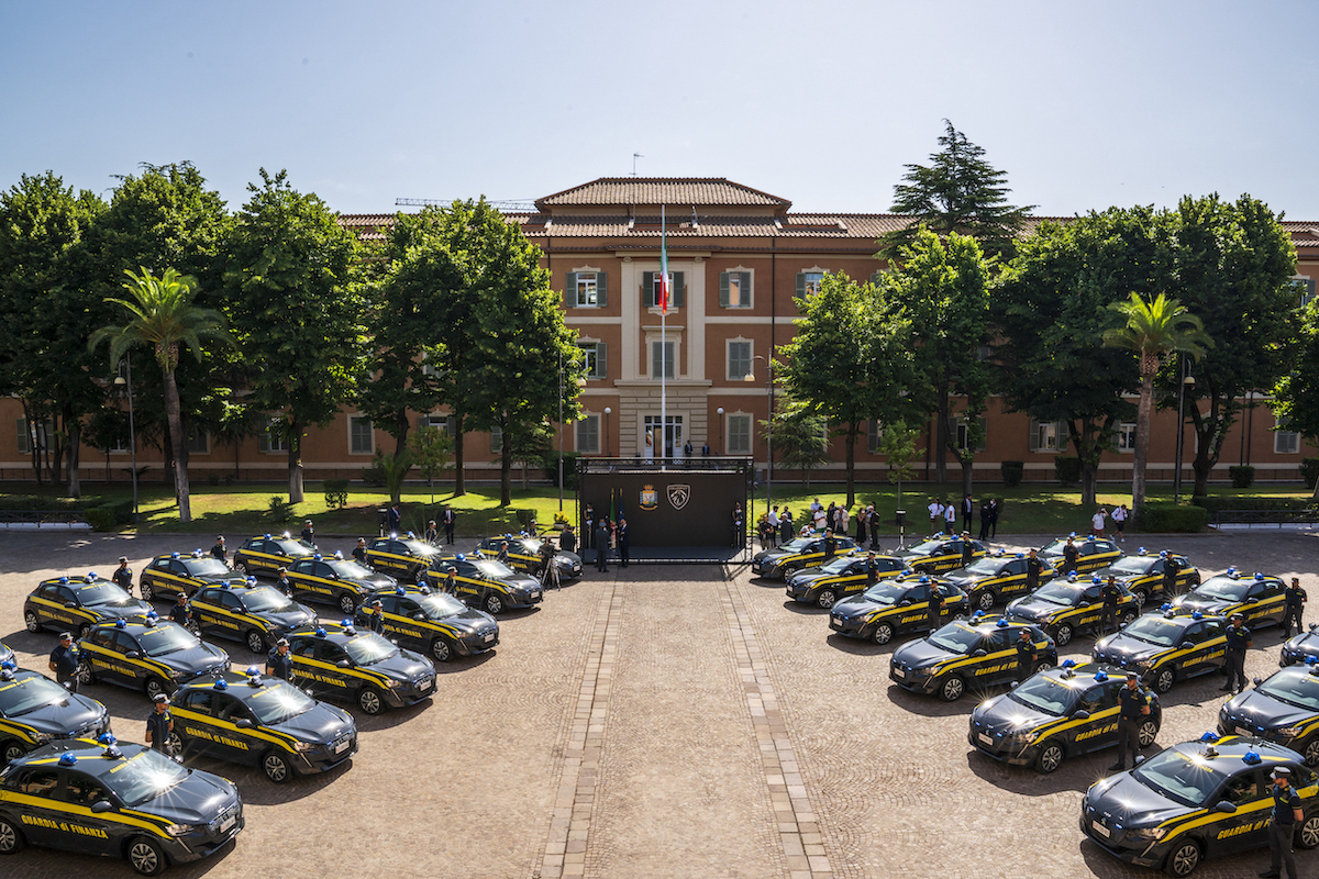 Peugeot e-208 mette la divisa della Guardia di Finanza Peugeot e-208 mette la divisa della Guardia di Finanza