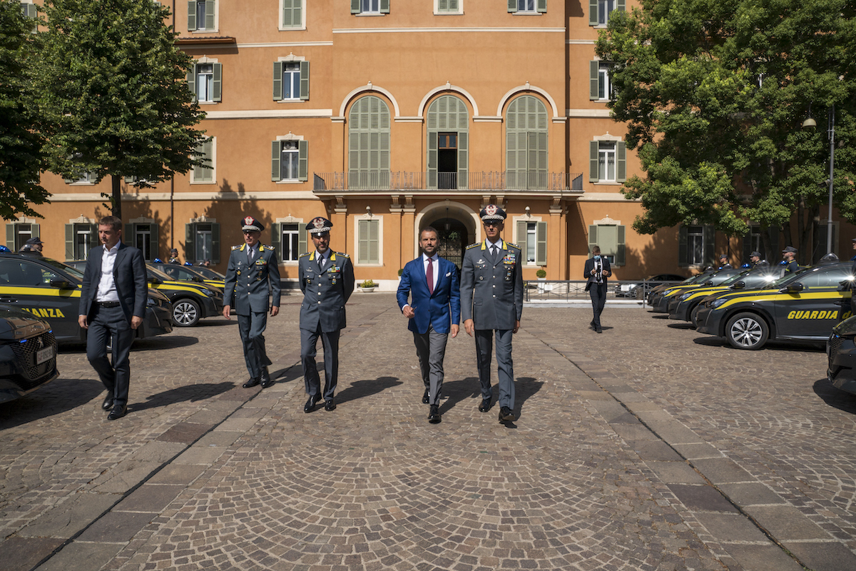 Peugeot e-208 mette la divisa della Guardia di Finanza Peugeot e-208 mette la divisa della Guardia di Finanza