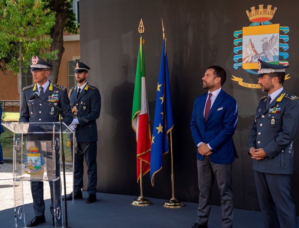 Peugeot e-208 mette la divisa della Guardia di Finanza Peugeot e-208 mette la divisa della Guardia di Finanza