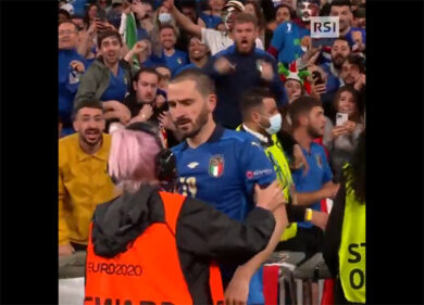 Wembley, Bonucci festeggia con i tifosi, uno stweart lo scambia per un invasore di campo