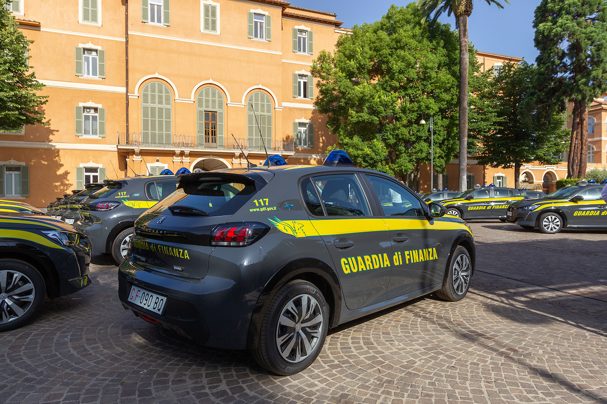 Peugeot e-208 mette la divisa della Guardia di Finanza Peugeot e-208 mette la divisa della Guardia di Finanza