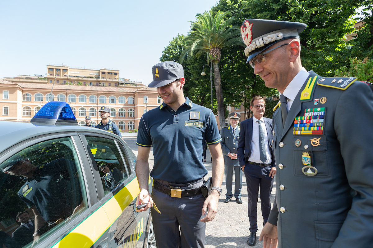 Peugeot e-208 mette la divisa della Guardia di Finanza Peugeot e-208 mette la divisa della Guardia di Finanza