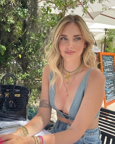 Chiara Ferragni a Cannes in total denim: jeans in attesa della serata. FOTO