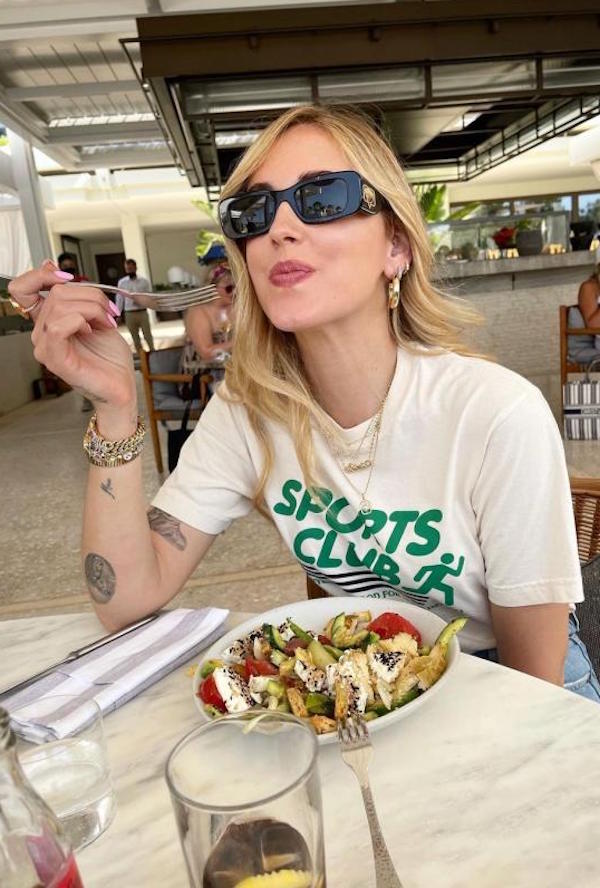 Chiara Ferragni a Cannes in total denim: jeans in attesa della serata. FOTO