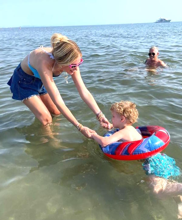 Chiara Ferragni a Cannes in total denim: jeans in attesa della serata. FOTO