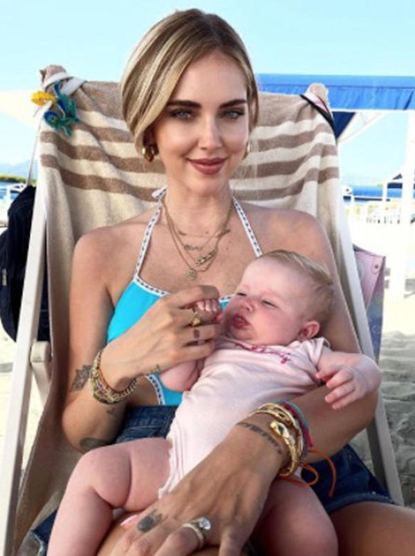 Chiara Ferragni a Cannes in total denim: jeans in attesa della serata. FOTO