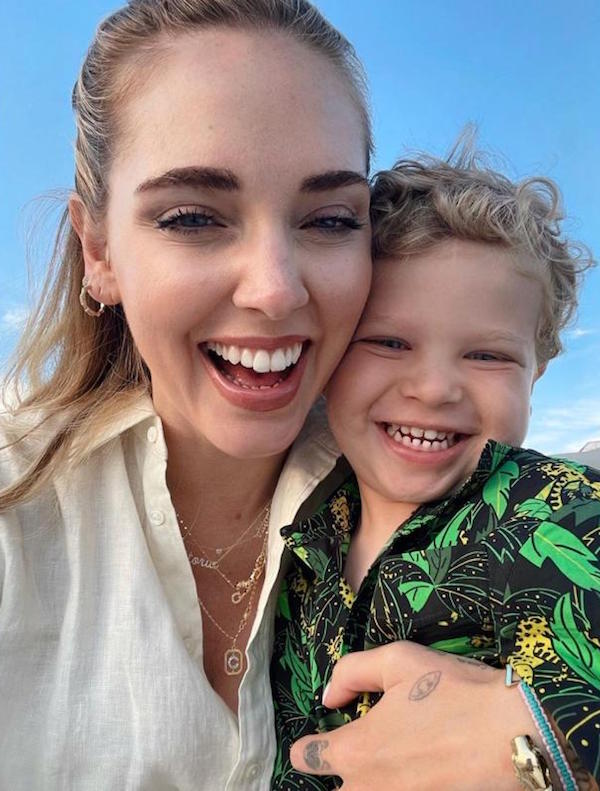 Chiara Ferragni a Cannes in total denim: jeans in attesa della serata. FOTO