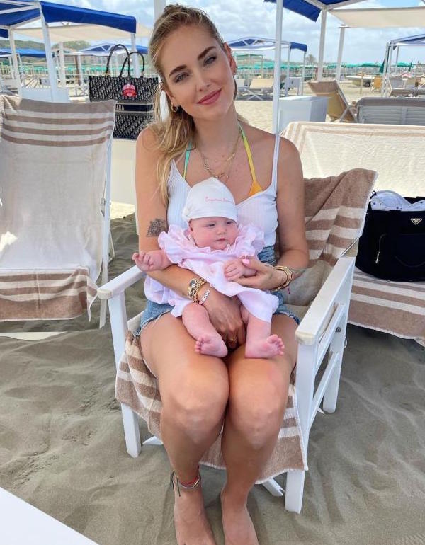 Chiara Ferragni a Cannes in total denim: jeans in attesa della serata. FOTO