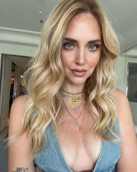 Chiara Ferragni a Cannes in total denim: jeans in attesa della serata. FOTO