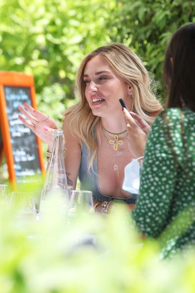 Chiara Ferragni a Cannes in total denim: jeans in attesa della serata. FOTO