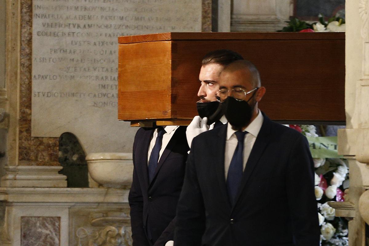 Raffaella Carrà funerali: “Urna da Padre Pio prima di andare all’Argentario” Raffaella Carrà funerali: “Urna da Padre Pio prima di andare all’Argentario”