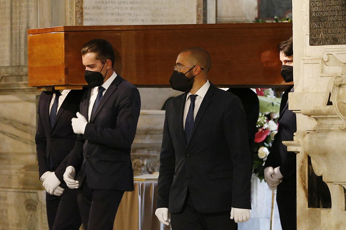 Raffaella Carrà funerali: “Urna da Padre Pio prima di andare all’Argentario” Raffaella Carrà funerali: “Urna da Padre Pio prima di andare all’Argentario”